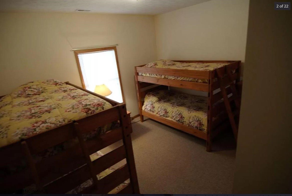 Leaf Peeper's bedroom before