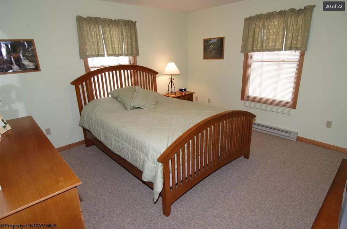 Leaf Peeper's primary bedroom before